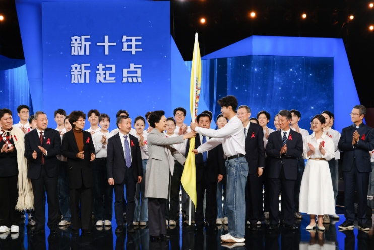 彭丽媛出席2024年“世界艾滋病日”主题...